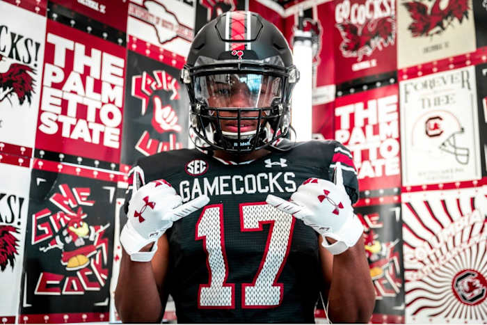 2025 WR commit Jayden Sellers posing for a photo